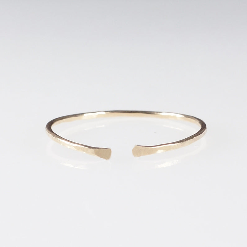 Dainty gold hammered ring 